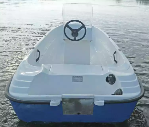 Стеклопластиковая лодка Пингвин с консолью (тримаран) в Калининграде