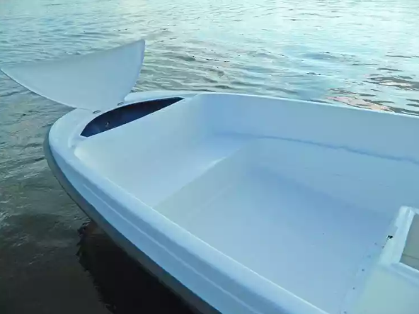 Стеклопластиковая лодка Пингвин с консолью (тримаран) в Калининграде