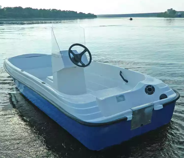 Стеклопластиковая лодка Пингвин с консолью (тримаран) в Калининграде