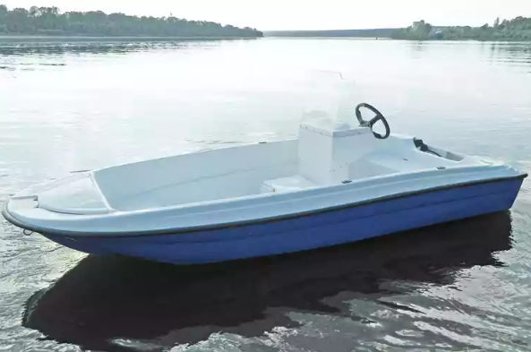 Стеклопластиковая лодка Пингвин с консолью (тримаран) в Калининграде