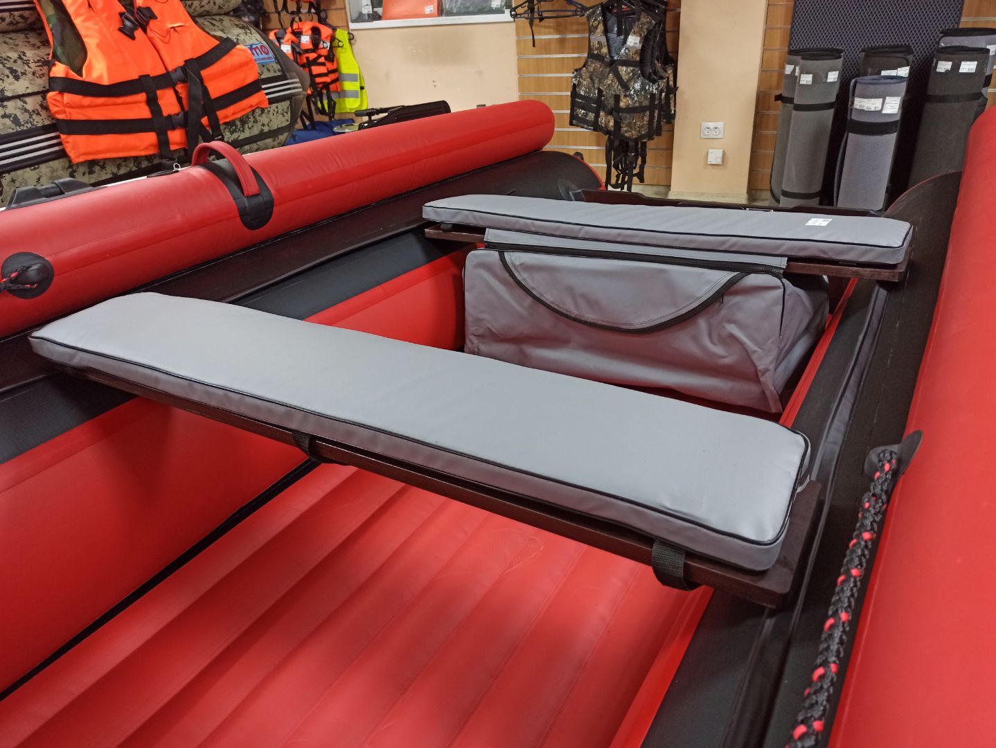 КОМПЛЕКТ МЯГКИХ НАКЛАДОК С СУМКОЙ ДЛЯ ЛОДОК 90Х20 СЕРЫЙ в Калининграде