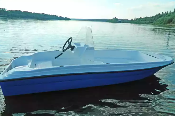Стеклопластиковая лодка Пингвин с консолью (тримаран) в Калининграде