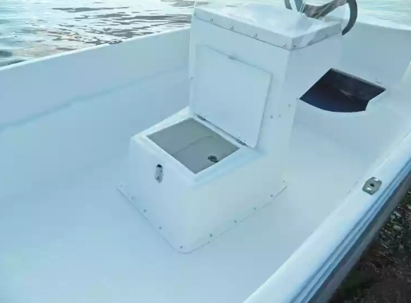 Стеклопластиковая лодка Пингвин с консолью (тримаран) в Калининграде