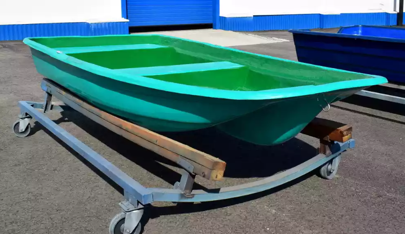 Стеклопластиковая лодка Старт (тримаран) в Калининграде