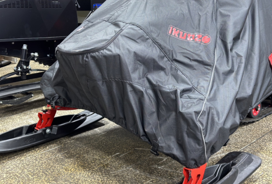 Чехол транспорт. снегохода IKUDZO HUNTER черно-красный Оксфорд ПРЕМИУМ качества с лого IKUDZO в Калининграде