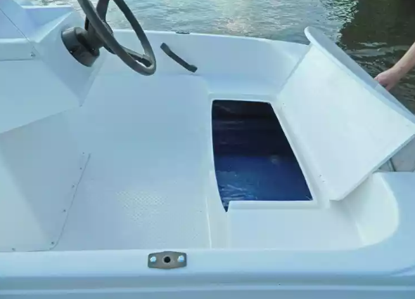 Стеклопластиковая лодка Пингвин с консолью (тримаран) в Калининграде